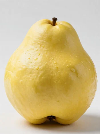 木製の表面に置かれた丸ごととスライスされたマルメロ、緑の葉