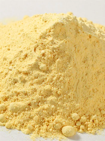 陶器のボウルに入った黄色のとうもろこし粉