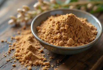 陶器のボウルに入った亜麻仁粉と木のスプーン