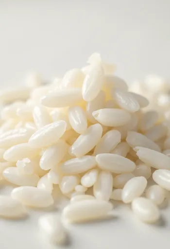 キッチンのカウンターに置かれた素朴なボウルに入った生の白米