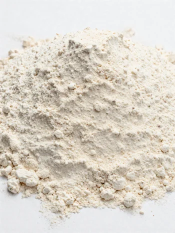 陶器のボウルに入ったスペルト小麦粉、自然な淡い茶色