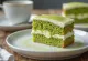 マスカルポーネクリームと抹茶パウダーで飾られた抹茶ケーキ