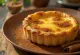 黄金色の表面とバニラクリームが詰まったパステル・デ・ナタ風ケーキ