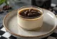 ココアパウダーと生クリームで飾られたコーヒーパンナコッタ