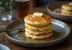盛り付けられたグリドルケーキ（アメリカンパンケーキ）