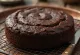 盛り付けられた手作りチョコレートケーキ