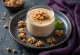 グラスに入ったくるみと生姜のスムージー
