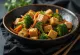 カリカリ野菜と一緒に盛り付けられた豆腐の野菜炒め