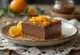 スライスされたチョコレートとオレンジムースのケーキ
