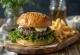ジューシーなパテと炒めたほうれん草のフェタチーズバーガー