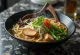 豆腐、椎茸、新鮮な野菜を添えたヴィーガンラーメン