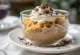 ホイップクリームと削ったチョコレートをトッピングしたゲステニェピュレー