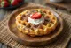 ホイップクリーム、チョコレート、イチゴを添えた、ココア、イチゴ、プレーンの層状の3色ワッフル