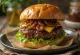 盛り付けられた飴色玉ねぎのバーガー