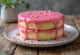 カットされたポピーシードとパンチのケーキ