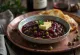 瓶に入ったカレーと赤ワインのケーパーソース、ロースト料理添え