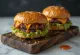 ジューシーに盛り付けられたBBQハンバーガー