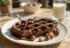 新鮮なフルーツとチョコレートソースを添えたチョコレートワッフル
