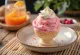 ピンク色のパンチアイスクリームが入ったコルネット・パンチ・アイスクリームコーン